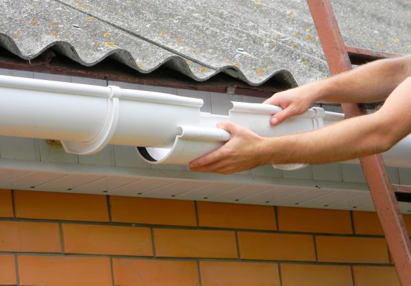 Gutter Hanging in Rogers